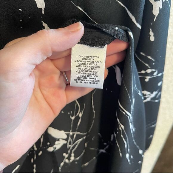 Boutique- Plus Size Black and White Marble Vein Paint Splatter Look Blouse, 2X - Picture 9 of 10